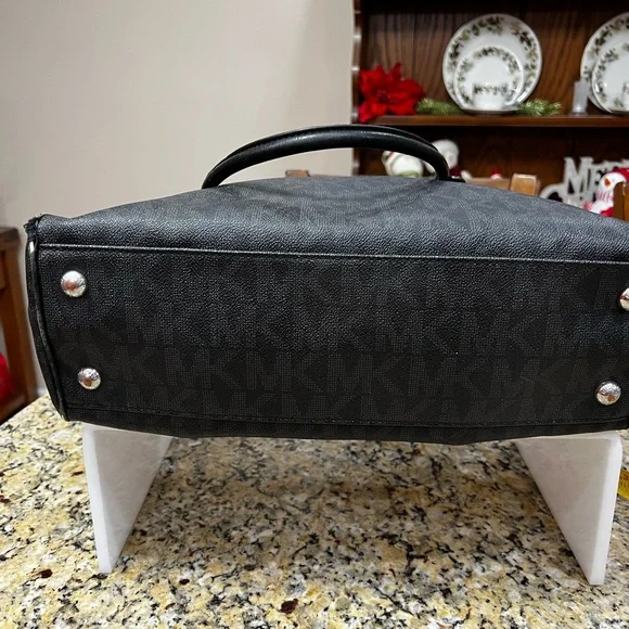 Michael Kors Black Tote Bag with Structured Design - Picture 2 of 7